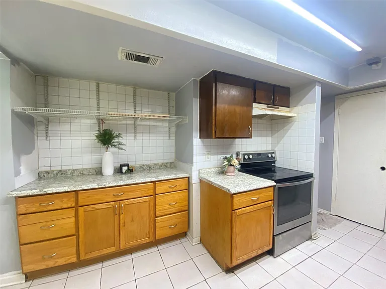 7913 Grove Ridge Dr — Photo 10