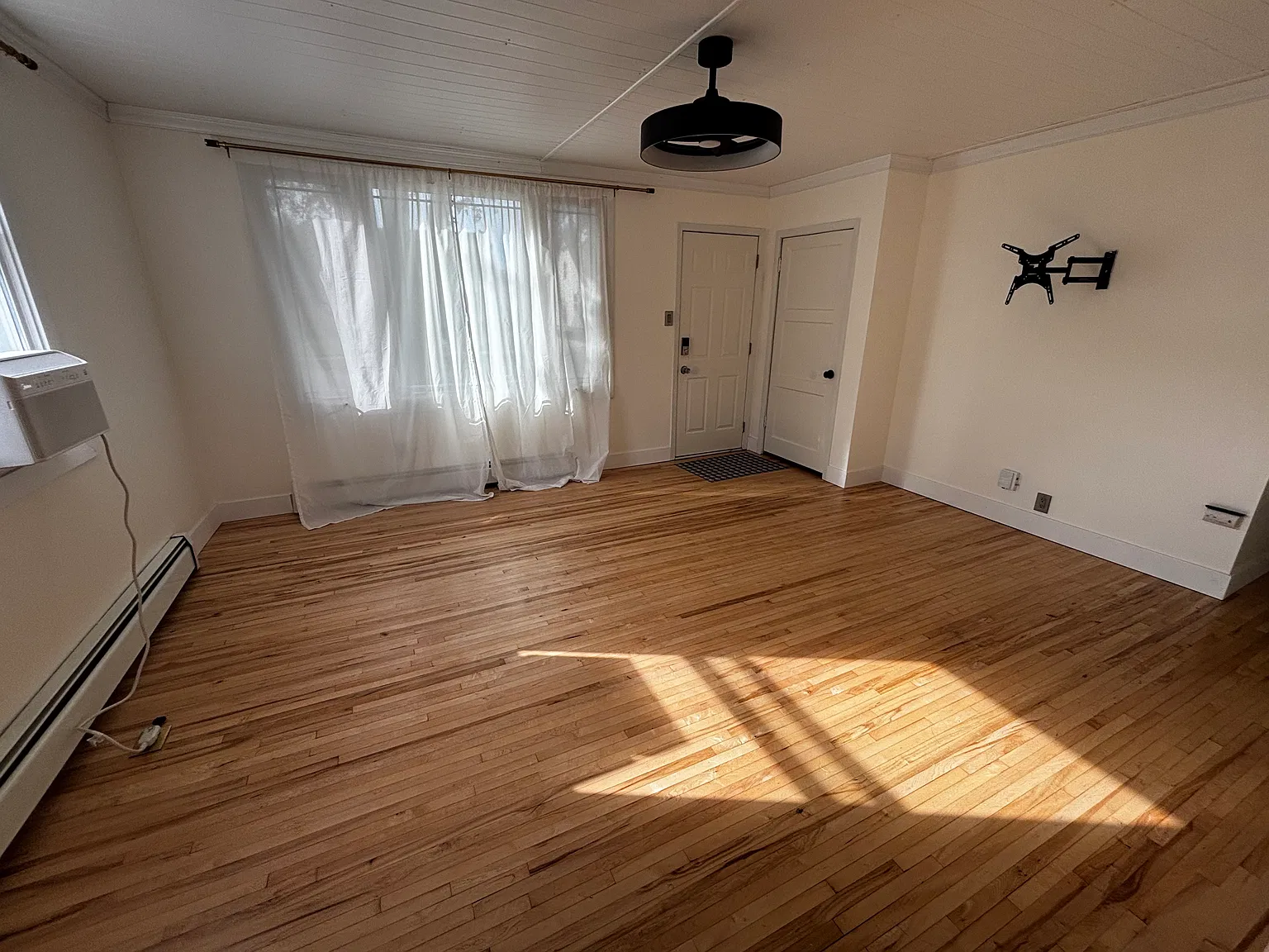 3 bed, 1.5 bath, 1287 sqft, $1,900 — Photo 2