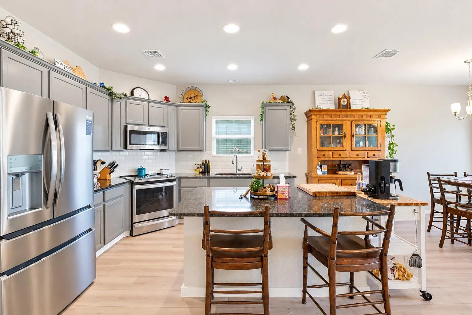 4 bed, 3.0 bath, 1836 sqft, $2,095 — Photo 4