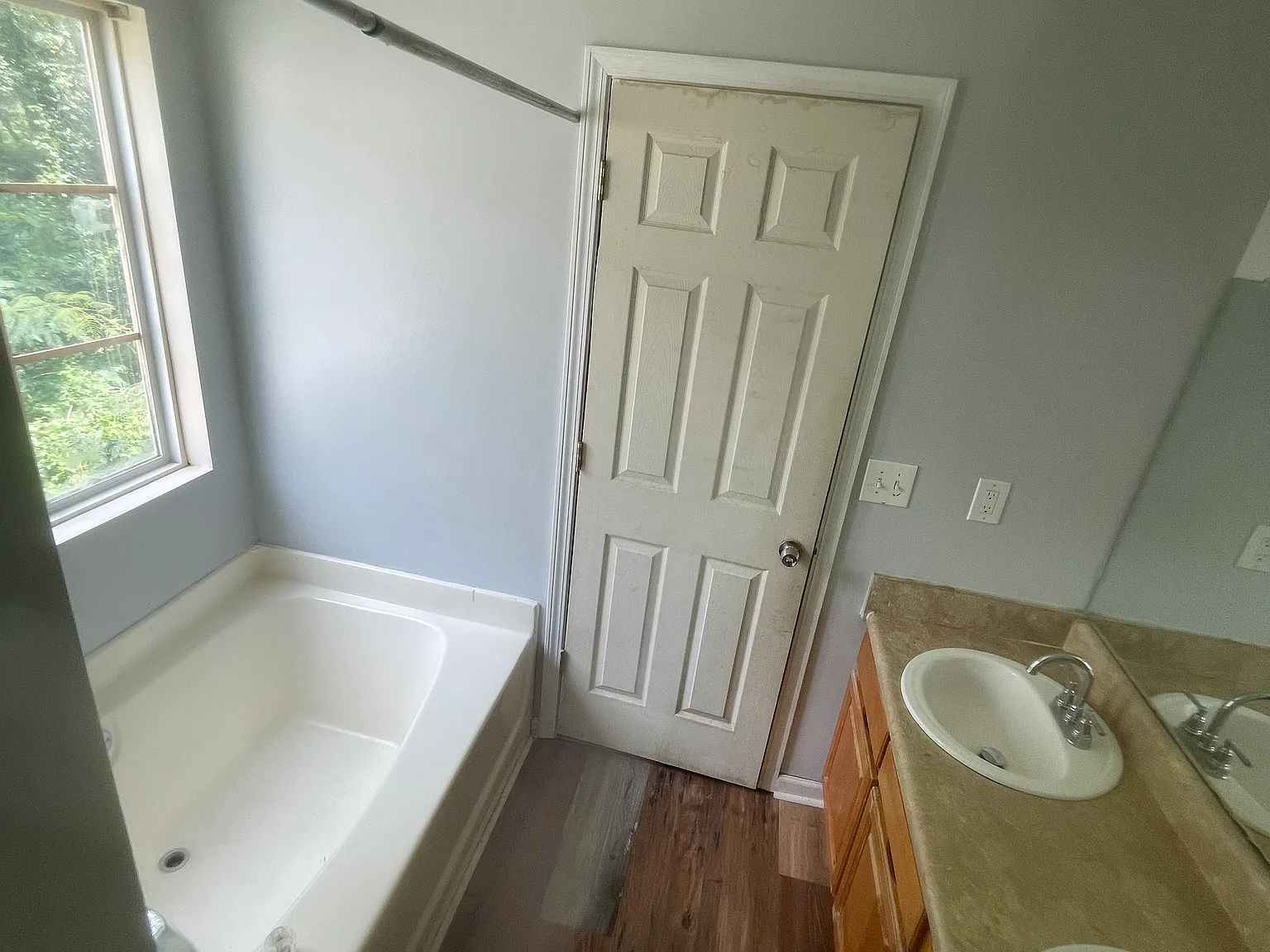 5 bed, 2088 sqft, $1,900 — Photo 3