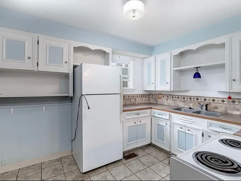 312 S Poplar St — Photo 2