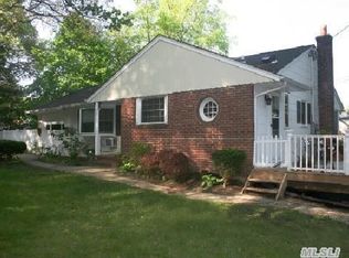 225 Manor Rd, Huntington, NY 11743