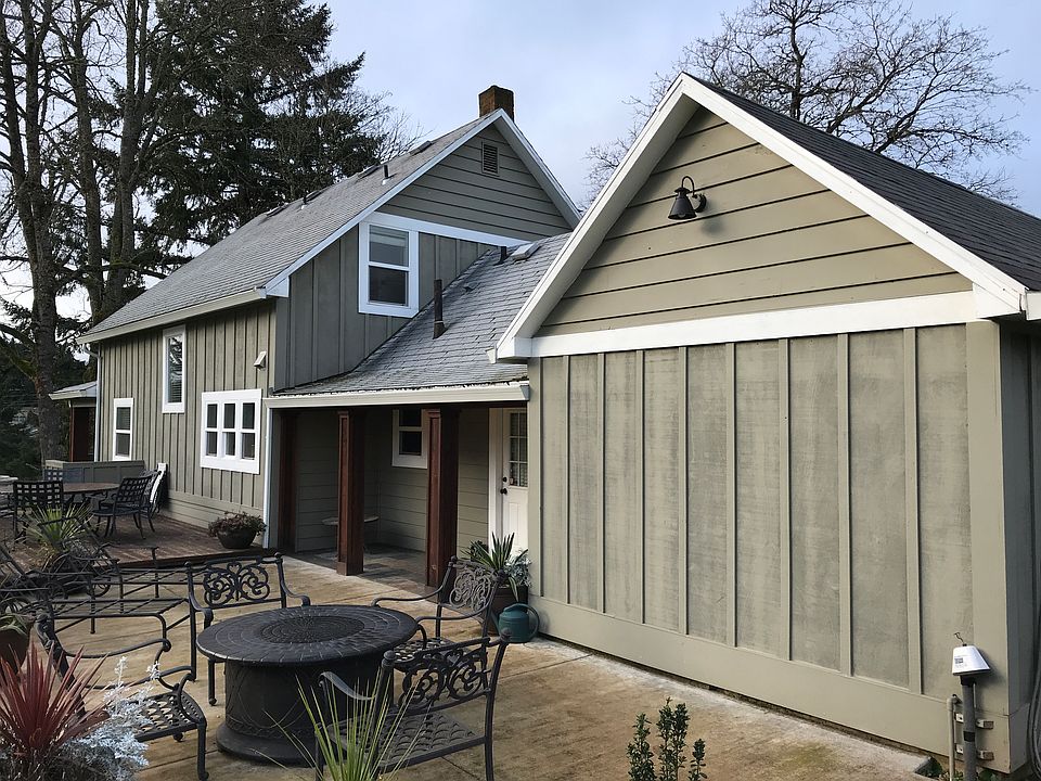 Covered back porch & patio
