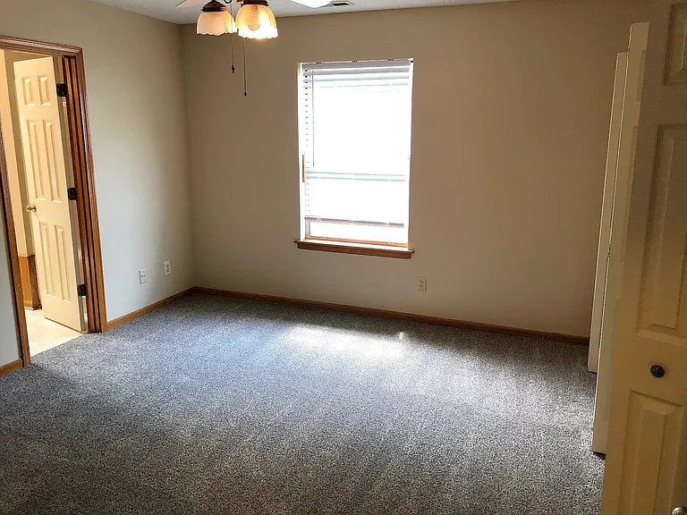 2nd bedroom, dual closets