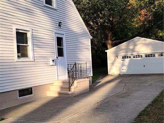 2nd image of 744 Hine Ave