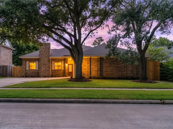 210 Mill Trail Dr, Sugar Land, TX 77498