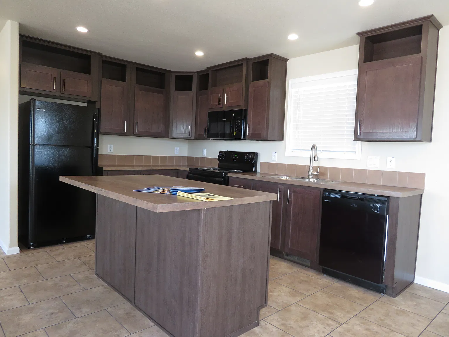 3 bed, 2.0 bath, 1393 sqft, $2,030 — Photo 4