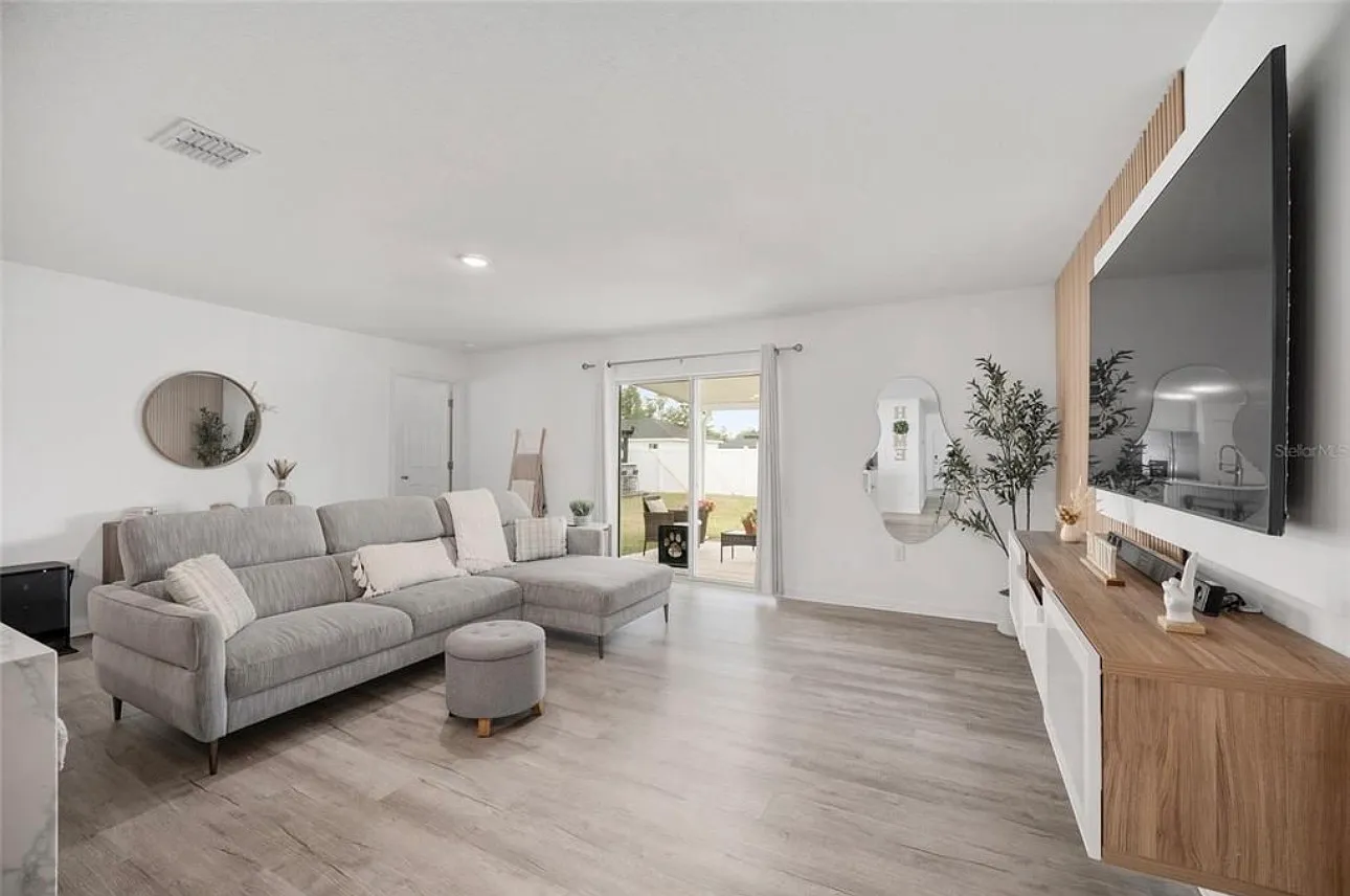 4 bed, 1816 sqft, $2,300 — Photo 1