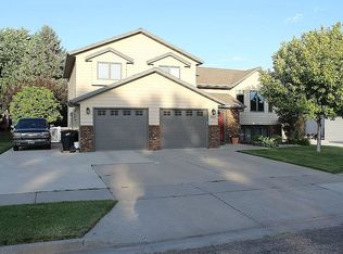 1833 Houston Dr, Bismarck, ND 58504