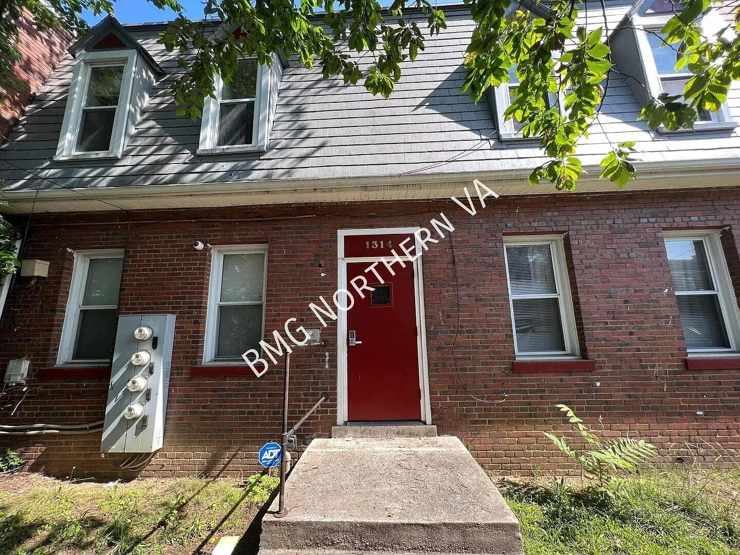Charming 2 Bedroom 1 Bathroom Unit With Lots Of Surrounding Greenery In DC — Photo 1