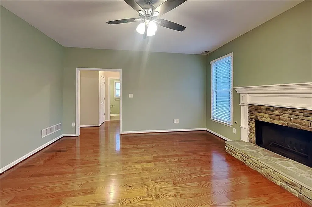 4 bed, 3.0 bath, 2021 sqft, $2,550 — Photo 2