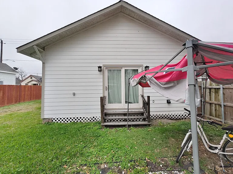1217 Campbell St — Photo 13