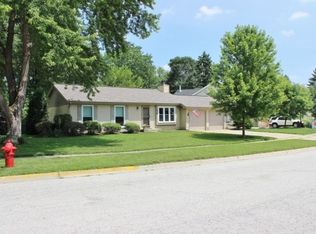 516 Kensington Dr, McHenry, IL 60050