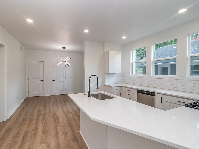 2328 Saint James Ave #1 — Photo 6