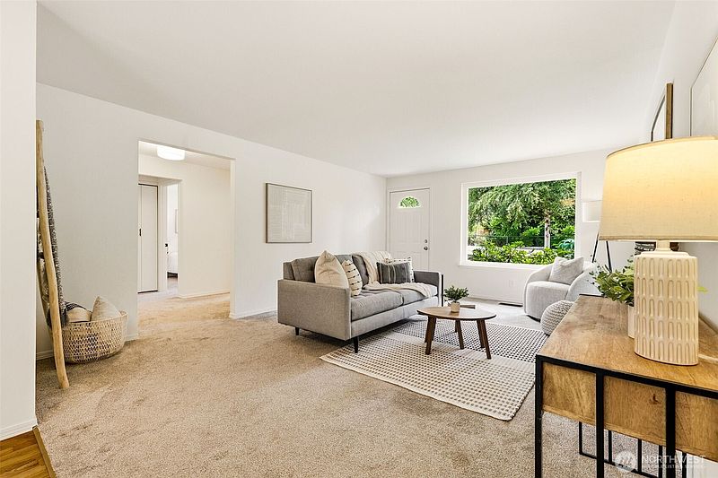 4th image of 20211 24th Avenue NE