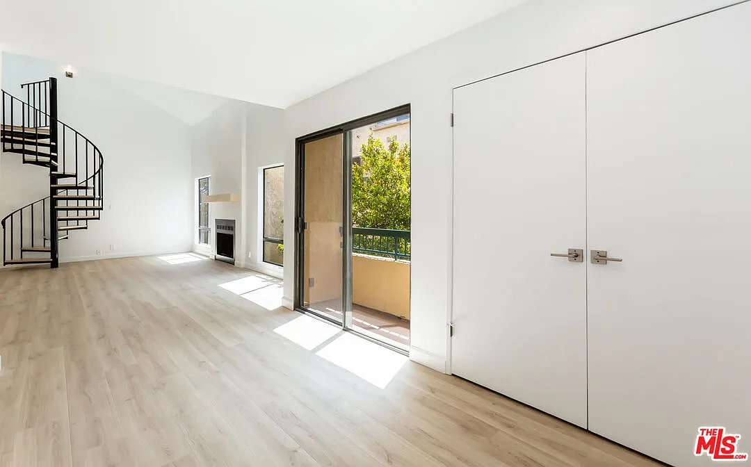 2 bed, 2.0 bath, 2000 sqft, $5,295 — Photo 4