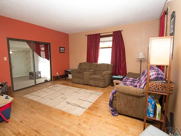 4th image of 511 N Mundt Ave
