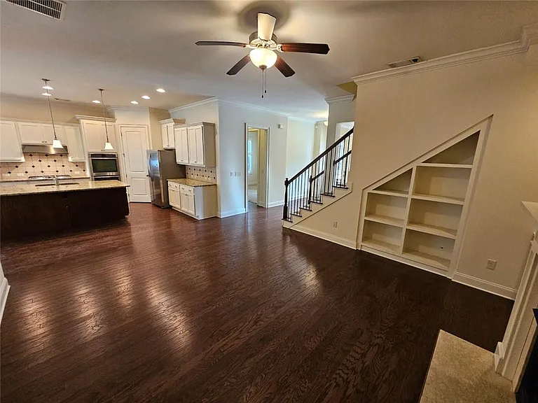 2104 McFarlin Ln — Photo 3