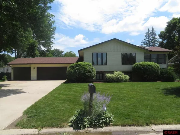 1573 Sharon Dr, North Mankato, MN 56003