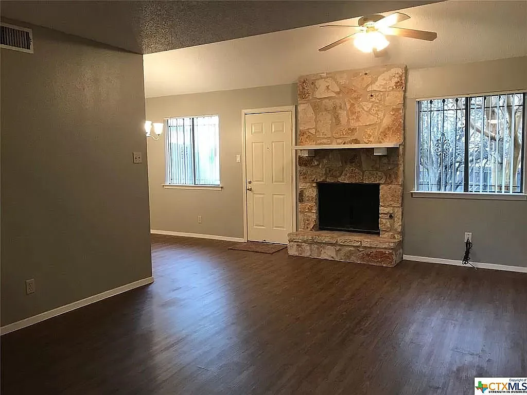 2 bed, 1.5 bath, 992 sqft, $1,200 — Photo 2