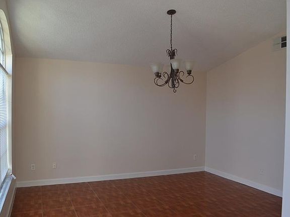 4th image of 2427 Harbor Town Dr