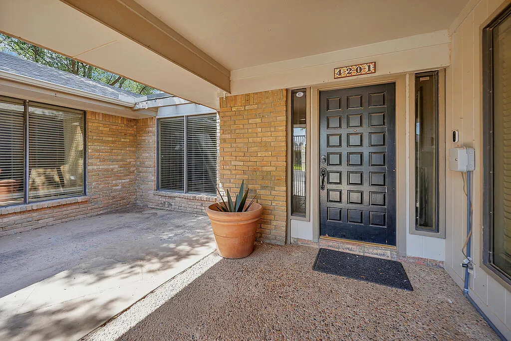 3 bed, 2.0 bath, 2276 sqft, $3,200 — Photo 2