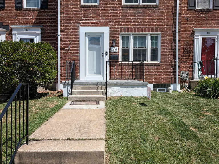 214 Stevenson Ln — Photo 1