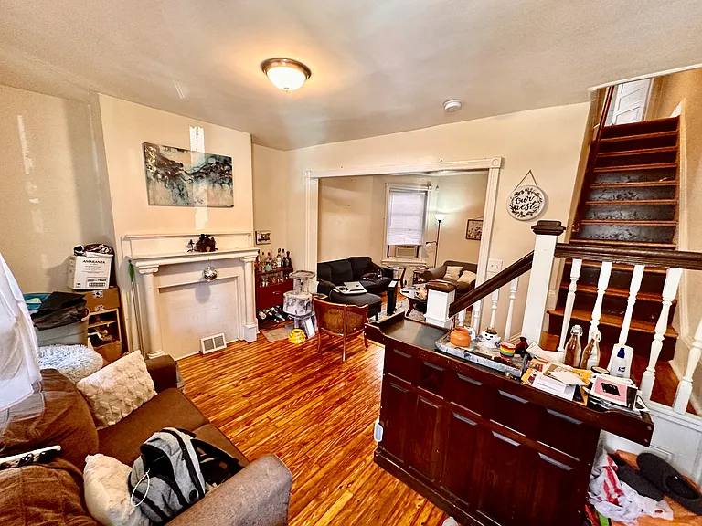 446 W Earlham Ter — Photo 2