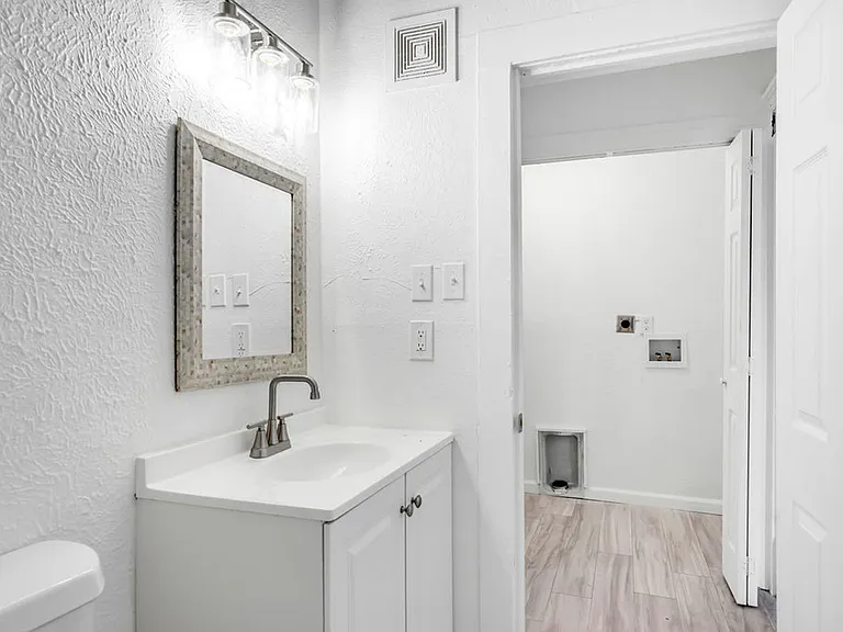 526 W Munson St — Photo 25