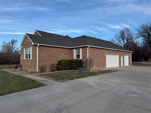 4th image of 214 Cardinal Ln