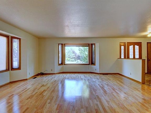 2nd image of 1111 Oak Knoll Dr