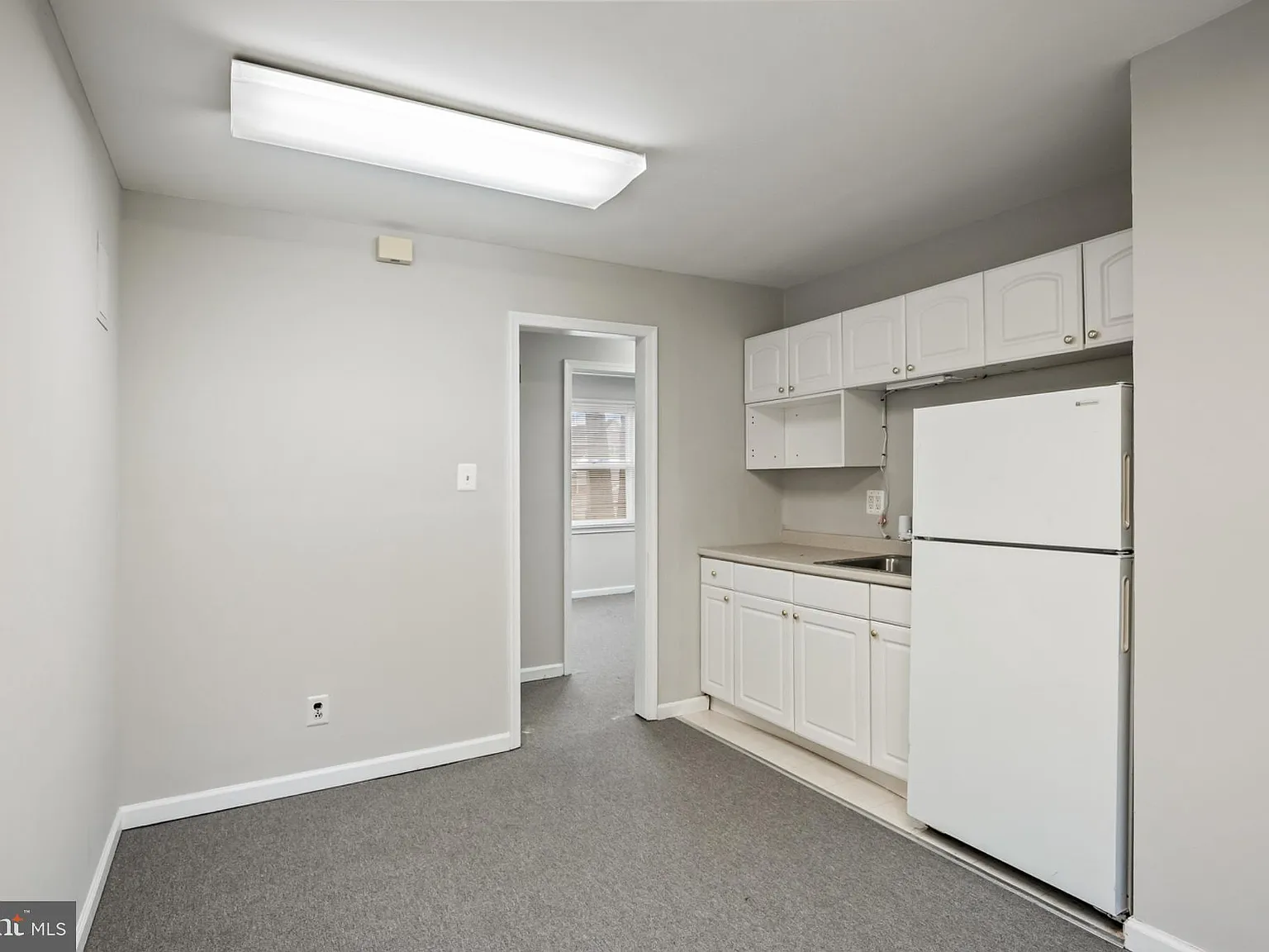 3 bed, 1.0 bath, 1000 sqft, $2,500 — Photo 2