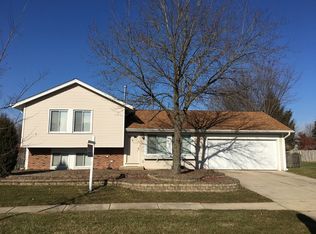 30W280 Heather Ct, Warrenville, IL 60555