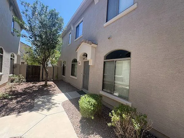 3 bed, 2.5 bath, 1439 sqft, $1,950 — Photo 2