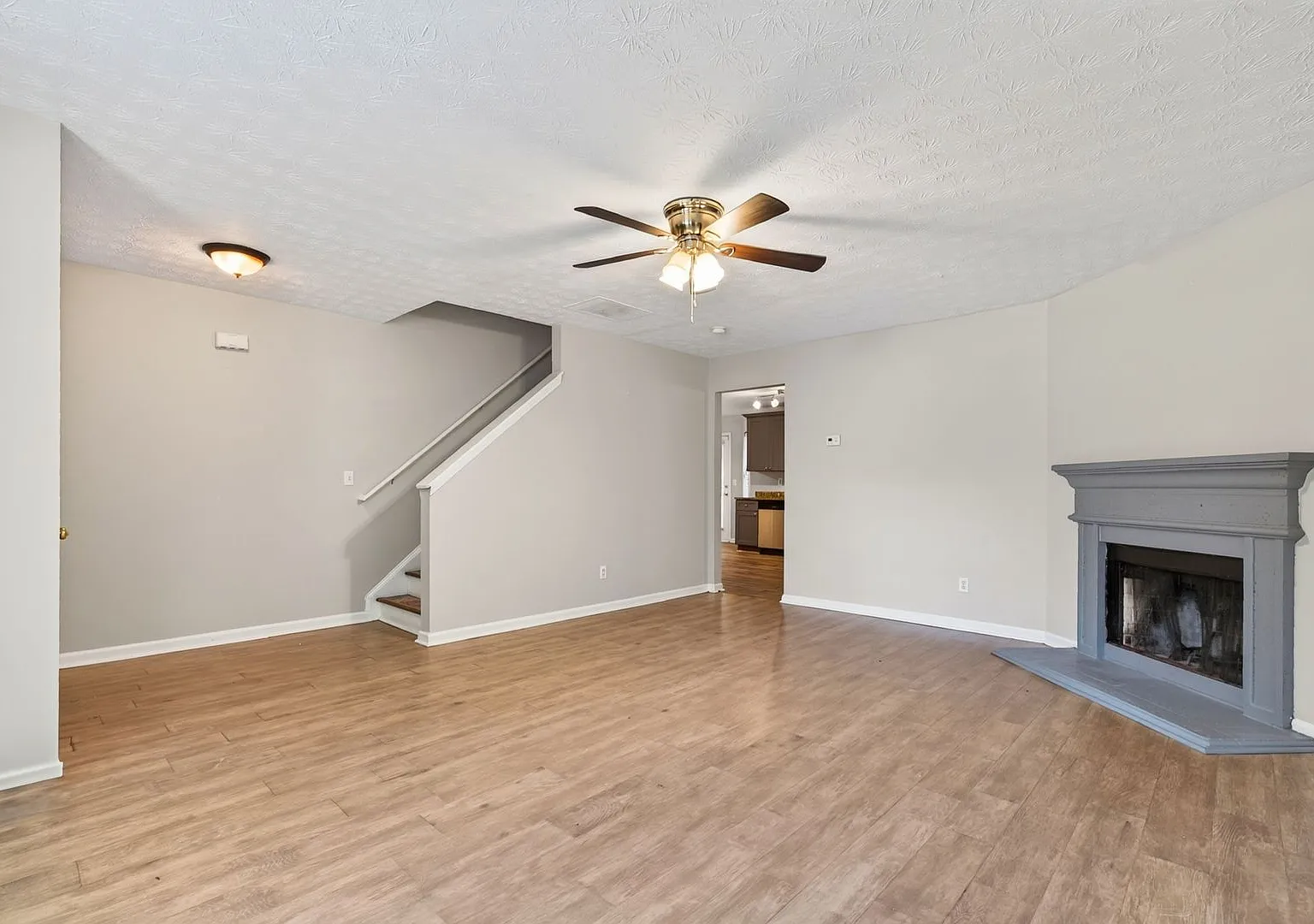 Beautiful 4 Bedroom Home for Rent in Chestnut Lake! — Photo 4