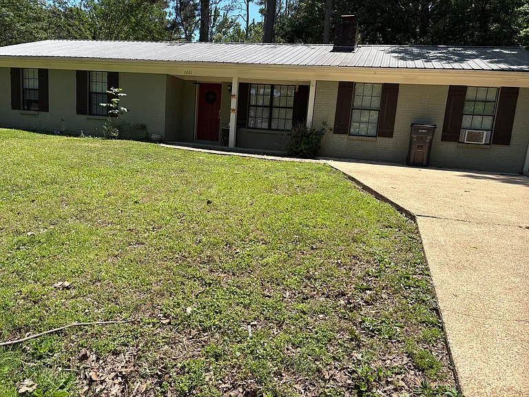 1001 Crawford Cir — Photo 2