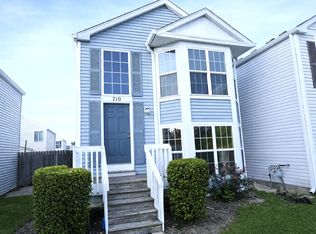 710 Four Seasons Blvd #710, Aurora, IL 60504