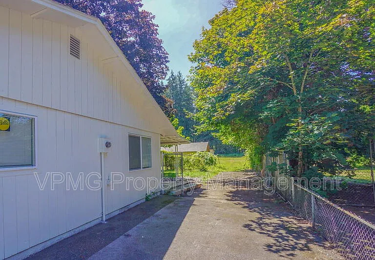 19419 NE 11th St — Photo 35