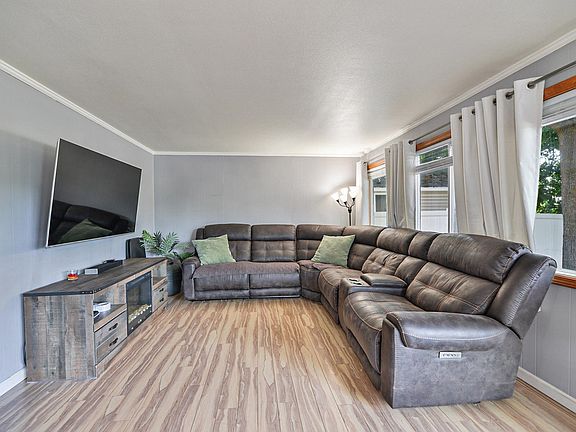 2nd image of 5925 N Ridgeview Pl