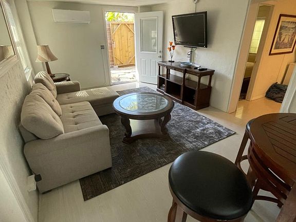 4th image of 1266 Idlewild Dr #B
