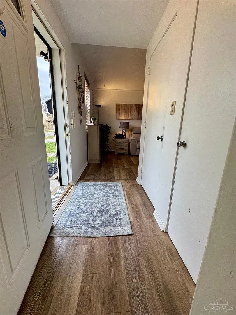 Spacious 4-Bed Parkdale Haven with Garage, In-Unit Laundry, and Modern Comforts — Photo 2