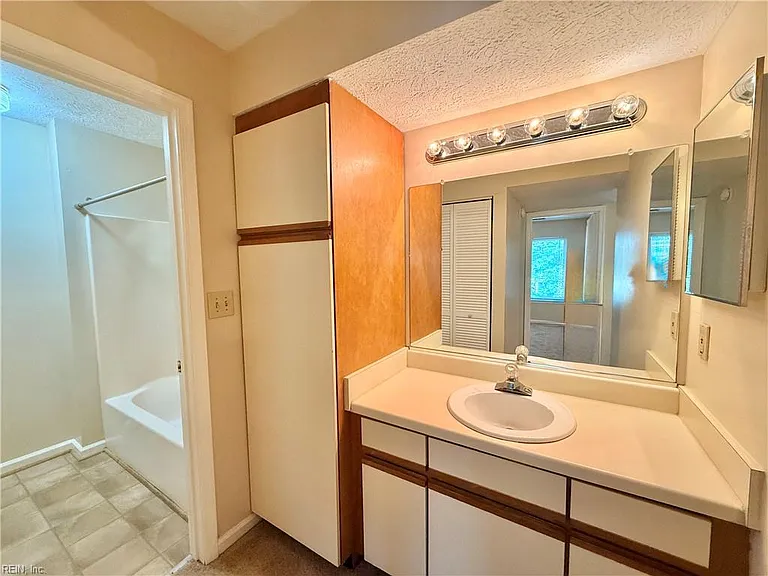 410 Wells Ct — Photo 11