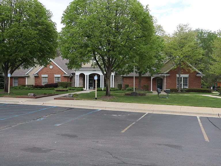 4580 Berkshire Dr — Photo 34