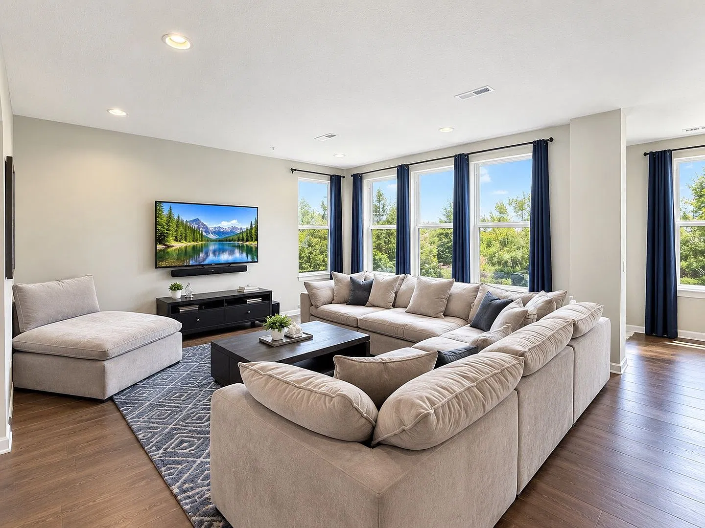 3 bed, 3.0 bath, 2110 sqft, $2,395 — Photo 3