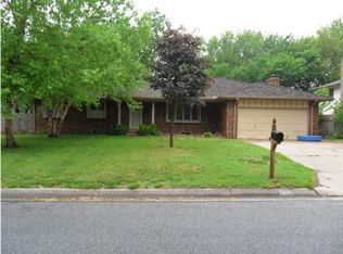 851 N Briarwood Rd, Derby, KS 67037