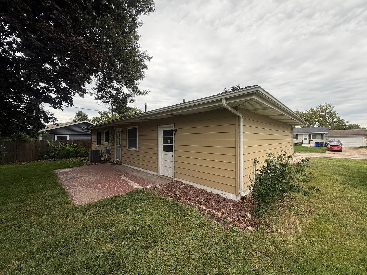 Clean and fresh 3 bedroom on quiet street — Photo 2