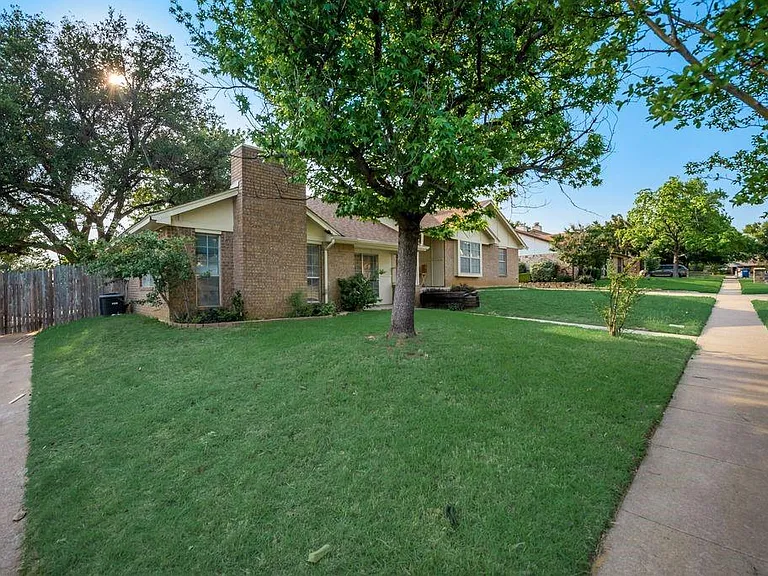 2925 Kathleen Ln — Photo 1