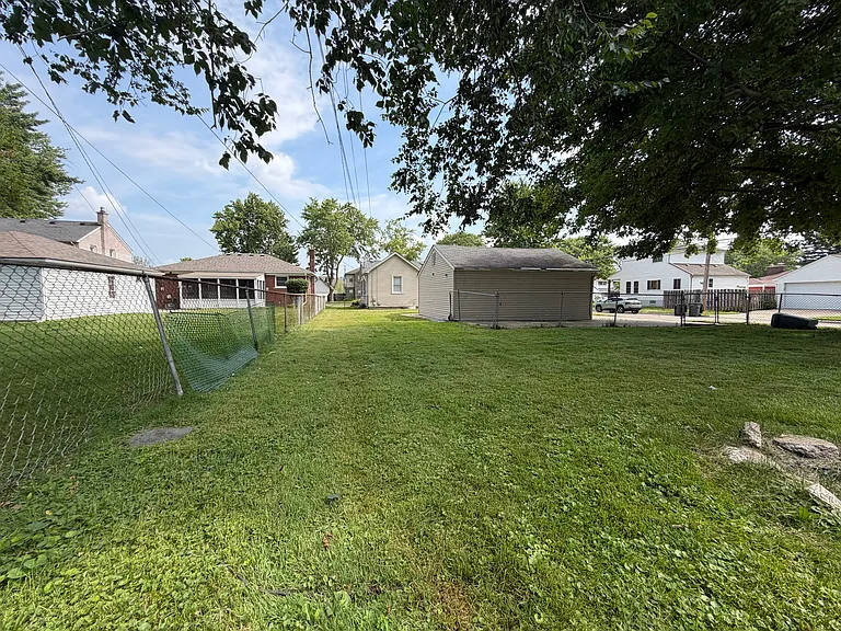 22438 Clairwood St — Photo 25