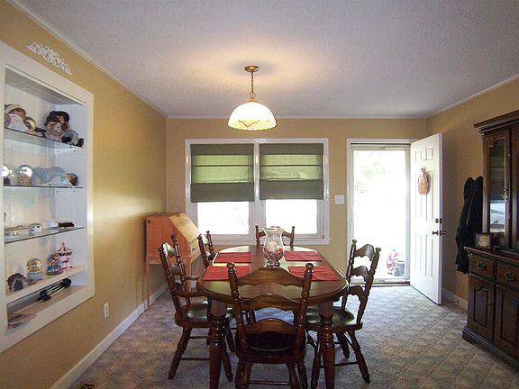 3rd image of 124 Hillcrest St