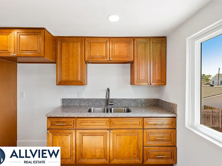 452 South Shaffer Street — Photo 10